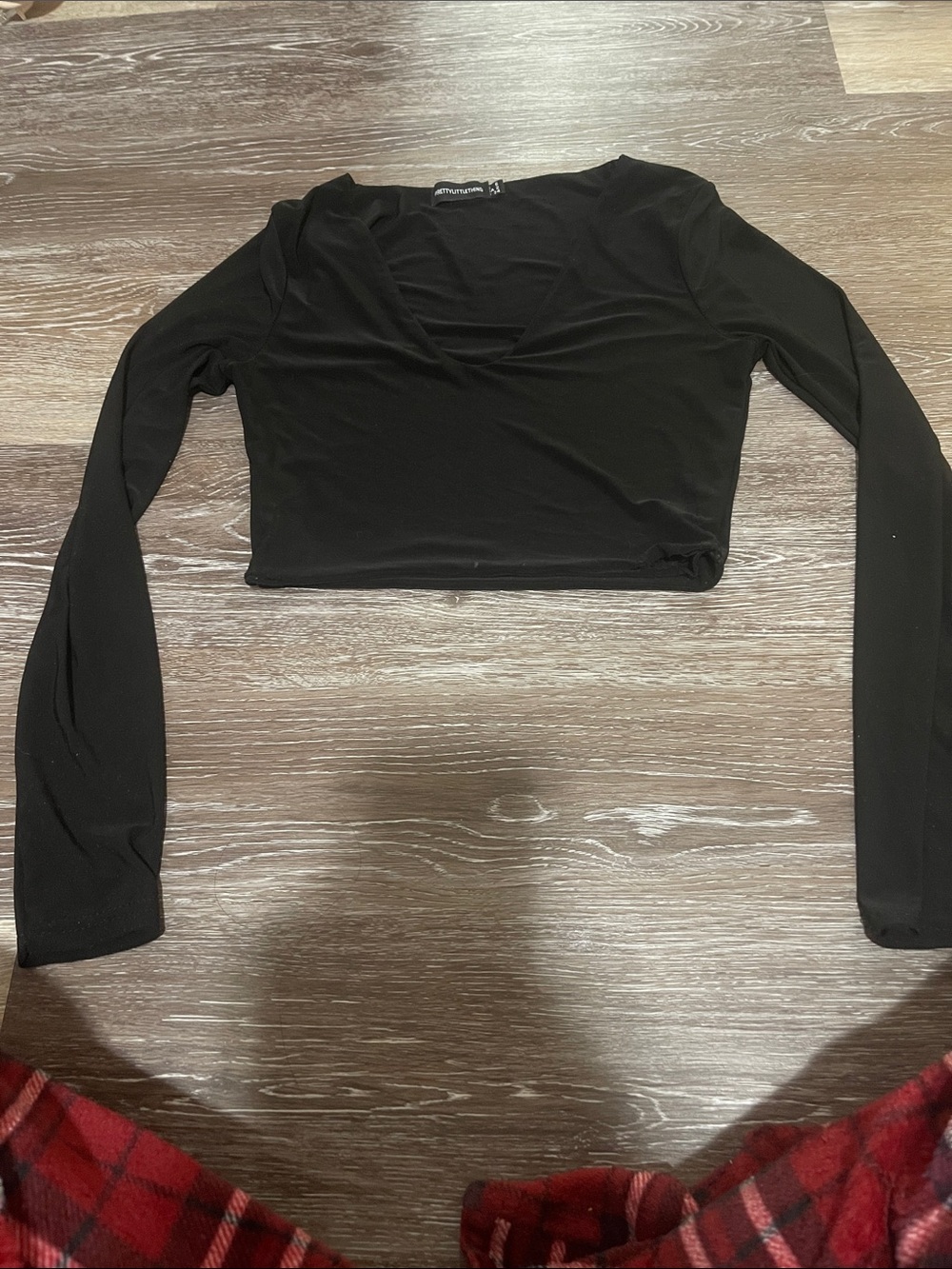 PrettyLittleThing Black Long Sleeve V-Neck Cropped Top